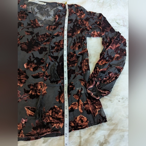 Contemporaine par Simons sheer velvet overlay floral print top size small - Picture 7 of 9